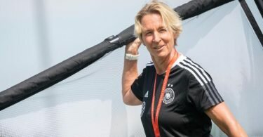 Gibt gegen Finnland ihrer zweiten Reihe Gelegenheit zum Vorspielen: Bundestrainerin Martina Voss-Tecklenburg. Foto: Sebastian Gollnow/dpa