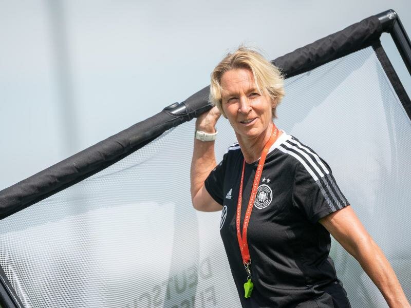 Gibt gegen Finnland ihrer zweiten Reihe Gelegenheit zum Vorspielen: Bundestrainerin Martina Voss-Tecklenburg. Foto: Sebastian Gollnow/dpa