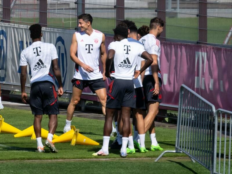 Bleibt er oder geht er? Robert Lewandowski (2.v.l.) trainiert zumindest noch beim FC Bayern. Foto: Sven Hoppe/dpa