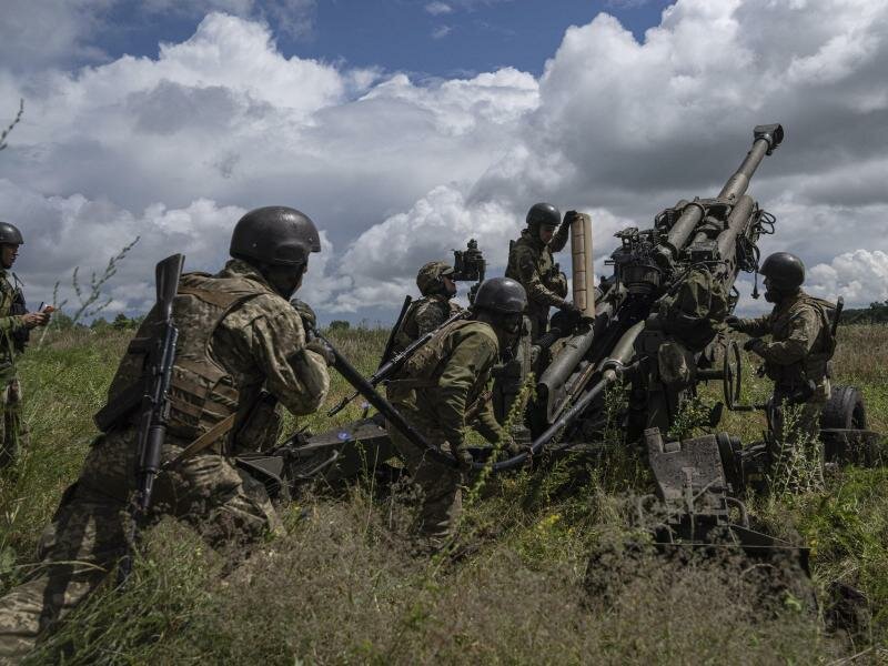 Ukrainische Soldaten laden Munition in eine von den USA gelieferte M777 Haubitze, um auf russische Stellungen zu schießen. Die Ukraine hofft auf mehr Waffen aus dem Westen. Foto: Evgeniy Maloletka/AP/dpa
