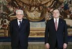 Ministerpräsident Mario Draghi (r) will zurücktreten, doch Staatspräsident Sergio Mattarella sieht das anders. Foto: Guglielmo Mangiapane/Pool Reuters/Pool/dpa