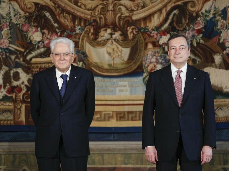 Ministerpräsident Mario Draghi (r) will zurücktreten, doch Staatspräsident Sergio Mattarella sieht das anders. Foto: Guglielmo Mangiapane/Pool Reuters/Pool/dpa