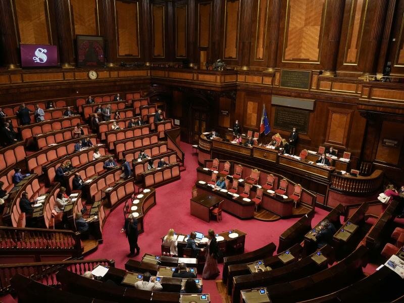 Der Boykott des Vertrauensvotums durch die Fünf-Sterne-Bewegung hat die italienische Regierung in eine Krise gestürzt. Foto: Gregorio Borgia/AP/dpa