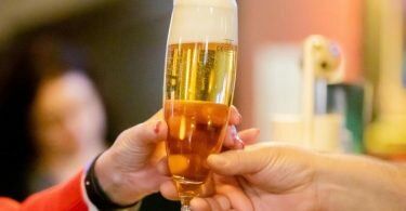 Menschen unter 40 Jahre sollten einer neuen Studie zufolge deutlich weniger Alkohol trinken als bisher angenommen. Foto: Christoph Soeder/dpa