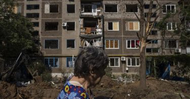 Der russische Angriffskrieg in der Ukraine sorgt für Zerstörung, wie hier in Kostjantyniwka im Gebiet Donezk. Foto: Nariman El-Mofty/AP/dpa