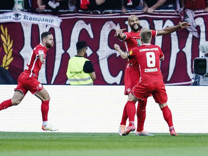 Der 1. FC Kaiserslautern siegt zum Saisonauftakt. Foto: Uwe Anspach/dpa
