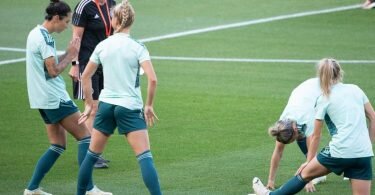 «Wir wollen uns weiter optimieren und weiter verbessern», sagt Bundestrainerin Martina Voss-Tecklenburg (2.v.l.) vor der Partie gegen Finnland. Foto: Sebastian Gollnow/dpa