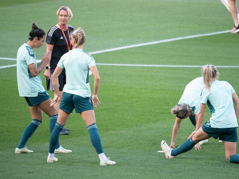 «Wir wollen uns weiter optimieren und weiter verbessern», sagt Bundestrainerin Martina Voss-Tecklenburg (2.v.l.) vor der Partie gegen Finnland. Foto: Sebastian Gollnow/dpa