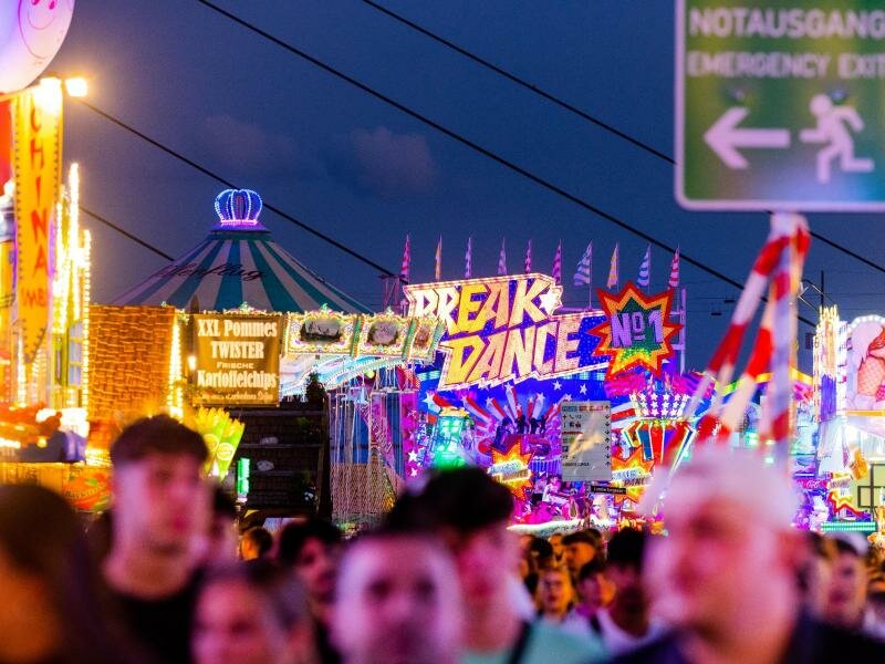 Verbotener Song: In Düsseldorf wurde die Kirmes mit dem fragwürdigen Lied «Layla» eröffnet. Foto: Rolf Vennenbernd/dpa