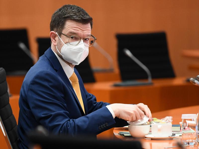 Bundesjustizminister Marco Buschmann hält eine Maskenpflicht im kommenden Herbst für wahrscheinlich. Foto: Annegret Hilse/Reuters/POOL/dpa