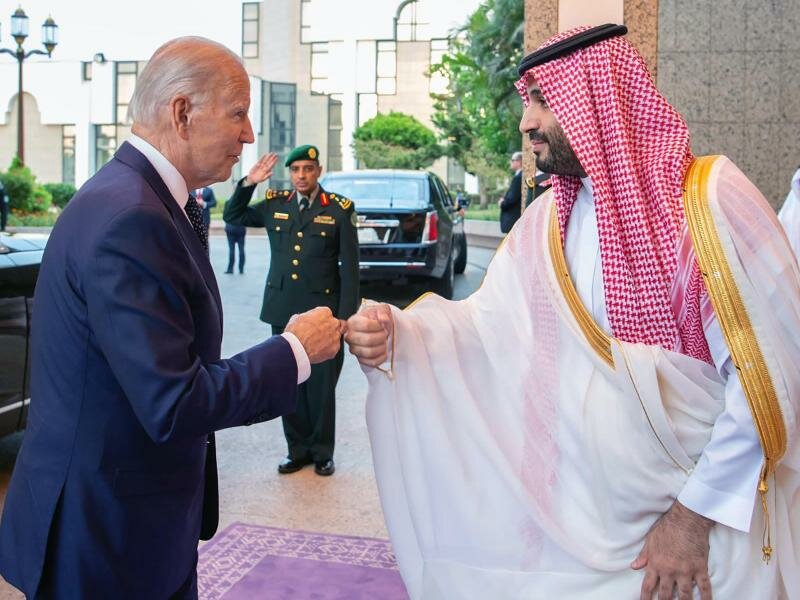Mohammed bin Salman (r.) begrüßt Joe Biden mit einem Faustgruß nach dessen Ankunft. Foto: Saudi Press Agency/AP/dpa