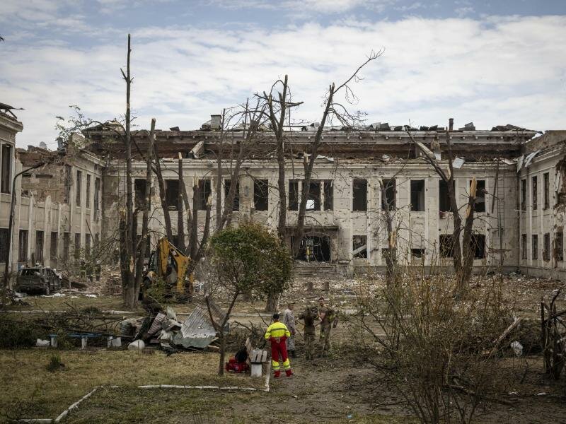 Soldaten und Feuerwehrleute am Ort der Raketeneinschläge, die Freitag das Zentrum von Winnyzja, einer Stadt im Osten der Ukraine, getroffen haben. Foto: Ed Ram/ZUMA/dpa