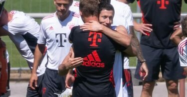 Adios Coach: Robert Lewandowski verabschiedet sich von Bayern-Trainer Julian Nagelsmann (vorne). Foto: Sven Hoppe/dpa