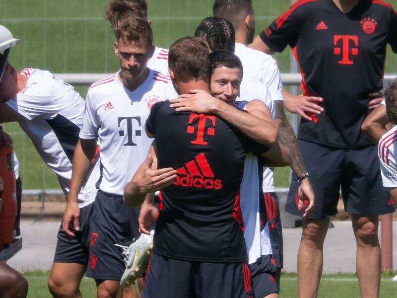 Adios Coach: Robert Lewandowski verabschiedet sich von Bayern-Trainer Julian Nagelsmann (vorne). Foto: Sven Hoppe/dpa