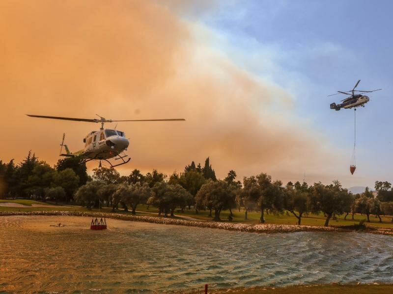 Hubschrauber holen in Südspanien Wasser zum Löschen aus einem Teich. Foto: Lorenzo Carnero/ZUMA Press Wire/dpa