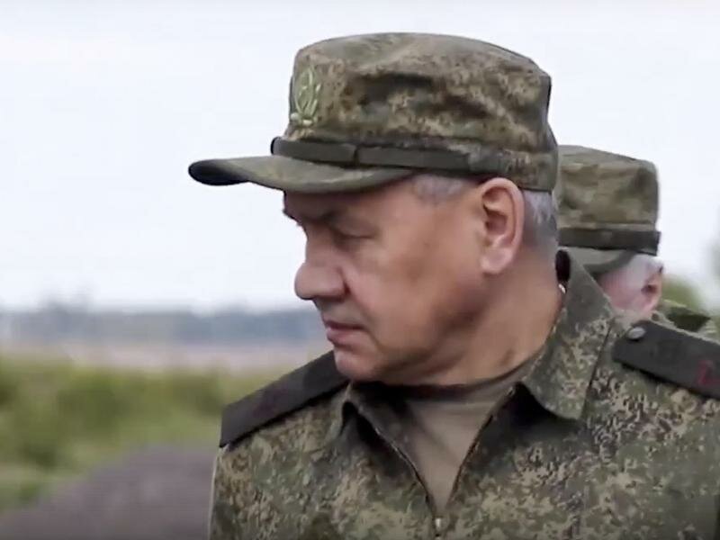 Der russische Verteidigungsministerium veröffentlichte Sergej Schoigu während eines Besuchs der russischen Truppen in der Ukraine. Foto: Russian Defense Ministry/AP/dpa