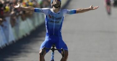 Der Australier Michael Matthews jubelt über seinen Etappensieg. Foto: Thibault Camus/AP/dpa