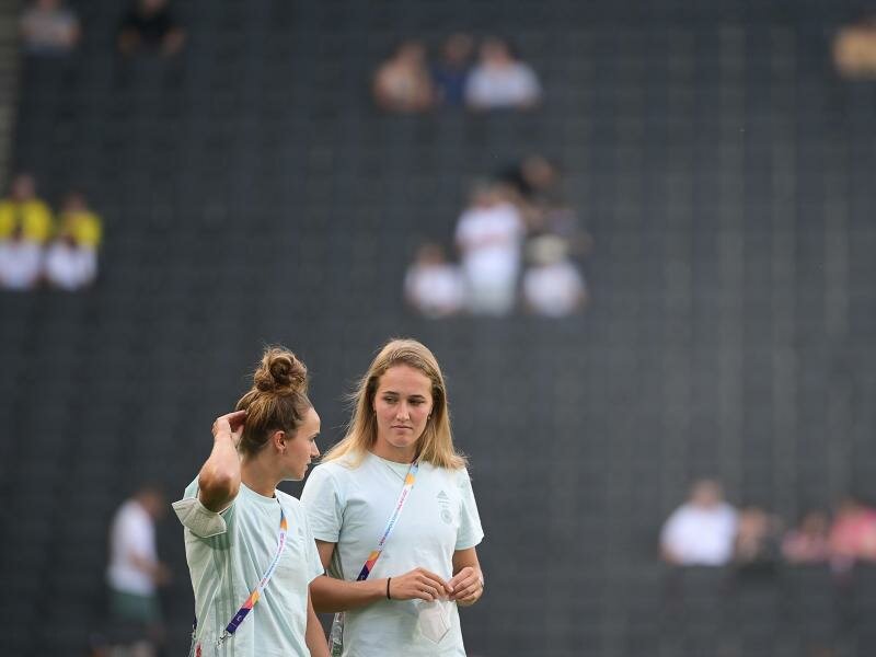 Lina Magull (l) und Sydney Lohmann gehen vor dem Spiel gegen Finnland über das Spielfeld. Foto: Sebastian Gollnow/dpa