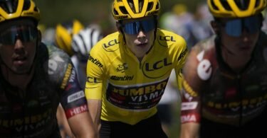 Gelbträger Jonas Vingegaard (M) wird auf der 15. Etappe wohl im Feld mitrollen. Foto: Daniel Cole/AP/dpa