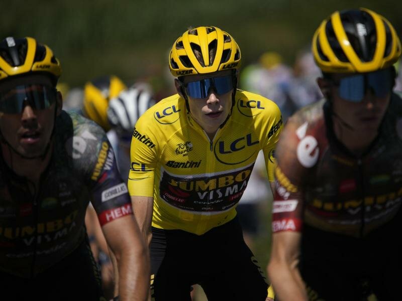 Gelbträger Jonas Vingegaard (M) wird auf der 15. Etappe wohl im Feld mitrollen. Foto: Daniel Cole/AP/dpa