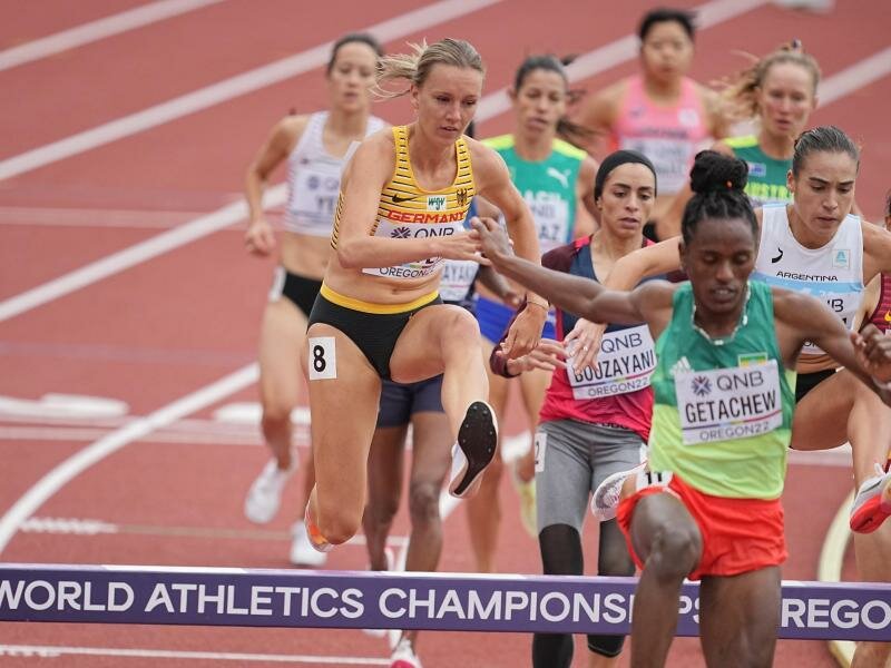 Lea Meyer über 3000 Meter Hindernis in Aktion. Foto: Michael Kappeler/dpa
