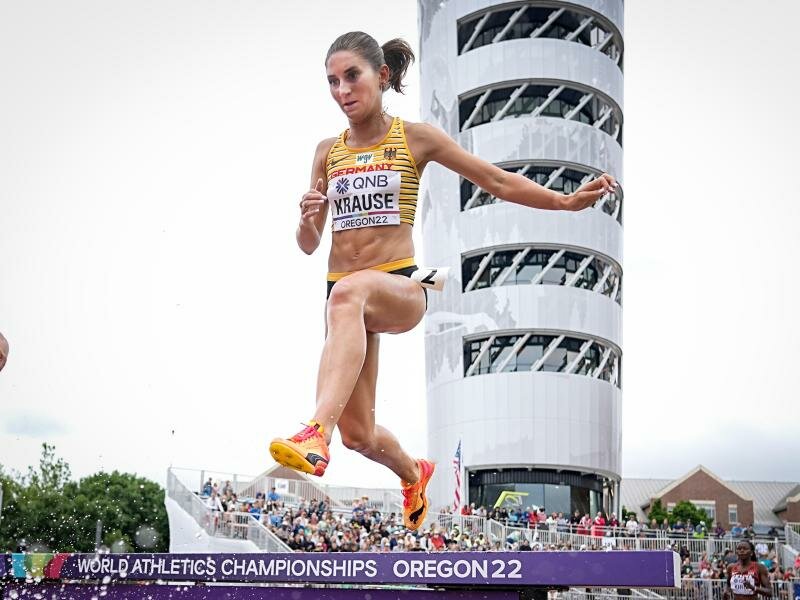 Mit Glück ins Finale über 3000 Meter Hindernis: Gesa Krause in Aktion. Foto: Michael Kappeler/dpa
