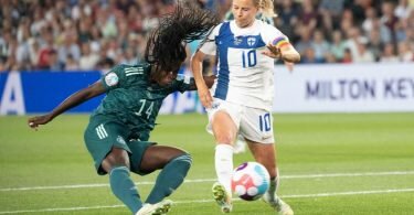 Nicole Anyomi (l) setzt sich im Kampf um den Ball durch und erzielt das 3:0 gegen Finnland. Foto: Sebastian Gollnow/dpa