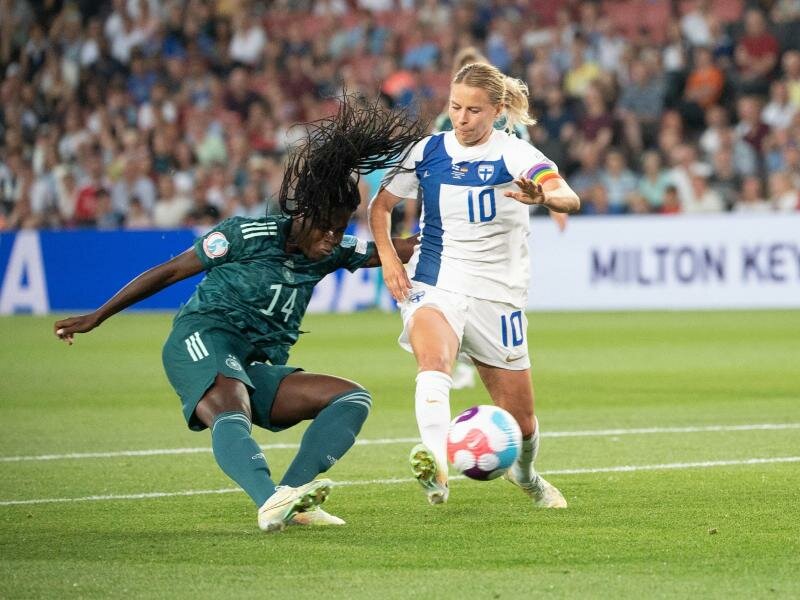 Nicole Anyomi (l) setzt sich im Kampf um den Ball durch und erzielt das 3:0 gegen Finnland. Foto: Sebastian Gollnow/dpa