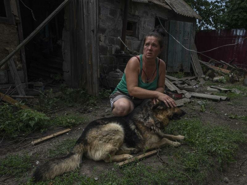 Nch einem Raketenangriff am Stadtrand von Pokrowsk bedeckt die 43-jährige Tetiana Pashko die Augen ihres verletzten Hundes, als sie laute Geräusche hört. Foto: Nariman El-Mofty/AP/dpa