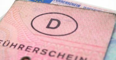 Autofahrer der Geburtsjahre von 1953 bis 1958 müssen sich von ihren alten Papierführerscheinen trennen. Foto: Andrea Warnecke/dpa-tmn/dpa