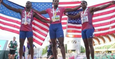 Trayvon Bromell (l-r), Fred Kerley und Marvin Bracy machten einen Dreifach-Erfolg für die USA über 100 Meter perfekt. Foto: Michael Kappeler/dpa