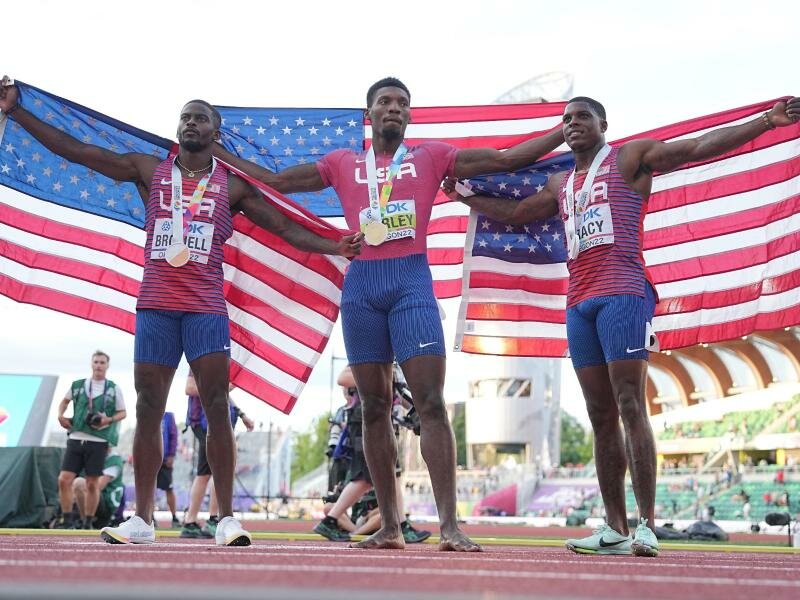 Trayvon Bromell (l-r), Fred Kerley und Marvin Bracy machten einen Dreifach-Erfolg für die USA über 100 Meter perfekt. Foto: Michael Kappeler/dpa