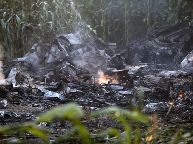 Die Trümmer des abgestürzten Antonow-Frachtflugzeugs. Foto: Giannis Papanikos/AP/dpa
