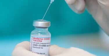 Der Impfstoff des Herstellers Moderna gegen das Coronavirus. Foto: Friso Gentsch/dpa