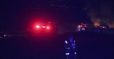 Feuerwehrleute arbeiten in der Nacht an der Absturzstelle der Frachtmaschine in Nordostgriechenland. Foto: Ilias Kotsireas/InTime News via AP/dpa