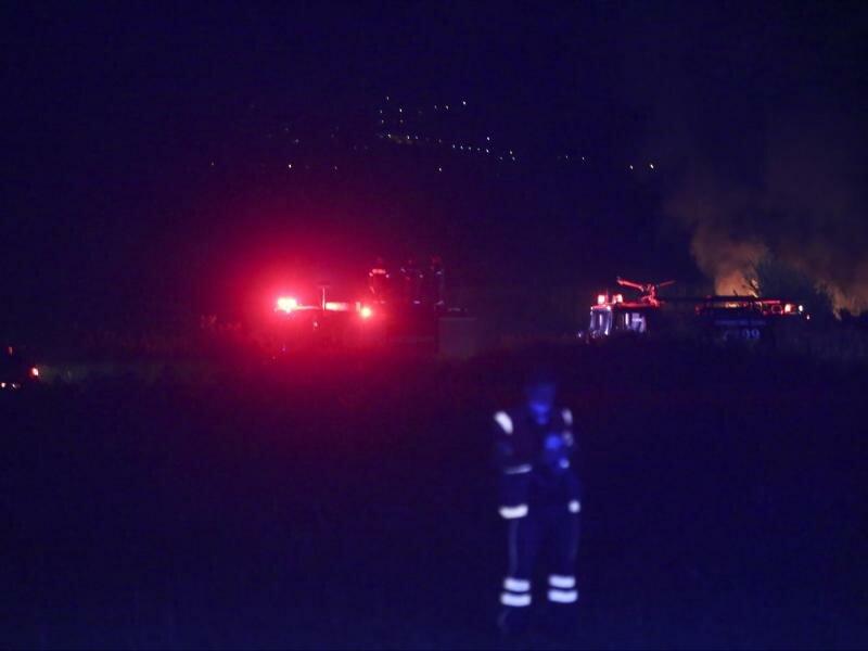 Feuerwehrleute arbeiten in der Nacht an der Absturzstelle der Frachtmaschine in Nordostgriechenland. Foto: Ilias Kotsireas/InTime News via AP/dpa