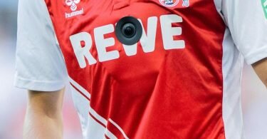 Trikot mit Extra: FC-Profi Tim Lemperle trägt eine Bodycam im Testspiel gegen den AC Mailand. Foto: Rolf Vennenbernd/dpa