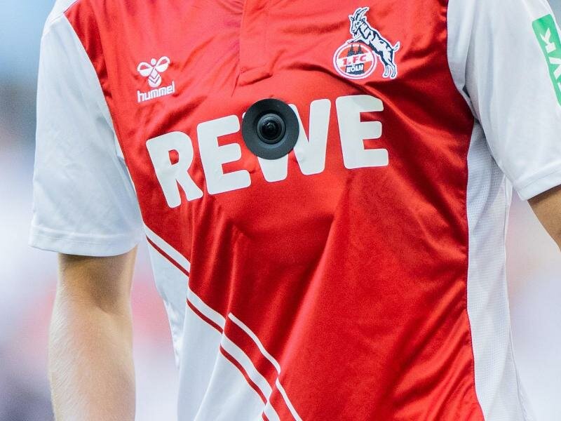 Trikot mit Extra: FC-Profi Tim Lemperle trägt eine Bodycam im Testspiel gegen den AC Mailand. Foto: Rolf Vennenbernd/dpa