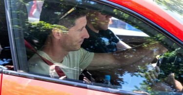 Auf Richtung Spanien: Robert Lewandowski verlässt nach seinem letzten Bayern-Training das Vereinsgelände. Foto: Sven Hoppe/dpa