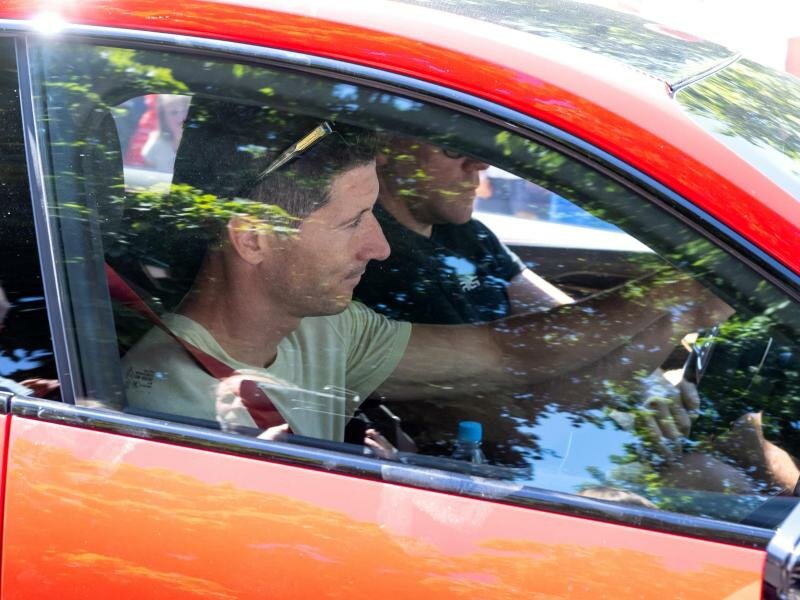 Auf Richtung Spanien: Robert Lewandowski verlässt nach seinem letzten Bayern-Training das Vereinsgelände. Foto: Sven Hoppe/dpa