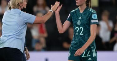 Martina Voss-Tecklenburg (l) schwörte ihre Spielerinnen um Jule Brand früh auf den nächsten Gegner Österreich ein. Foto: Sebastian Gollnow/dpa