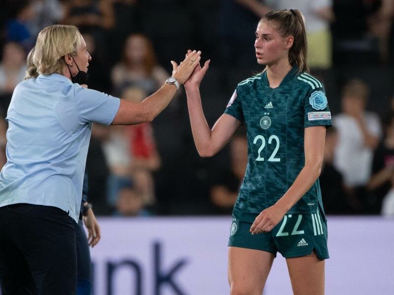 Martina Voss-Tecklenburg (l) schwörte ihre Spielerinnen um Jule Brand früh auf den nächsten Gegner Österreich ein. Foto: Sebastian Gollnow/dpa