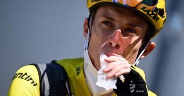 Kühlweste und Eis vor dem Etappenstart: Die extreme Hitze fordert Tour-Leader Jonas Vingegaard und den restlichen Radprofis einiges ab. Foto: David Stockman/BELGA/dpa