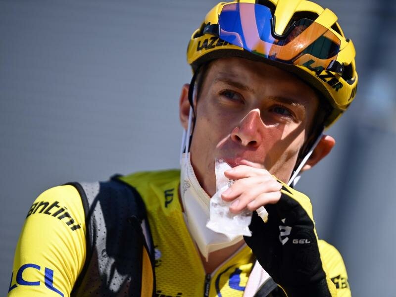 Kühlweste und Eis vor dem Etappenstart: Die extreme Hitze fordert Tour-Leader Jonas Vingegaard und den restlichen Radprofis einiges ab. Foto: David Stockman/BELGA/dpa