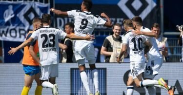 Robert Glatzel (M) war der Matchwinner beim&nbsp;HSV-Sieg in&nbsp;Braunschweig. Foto: Swen Pförtner/dpa