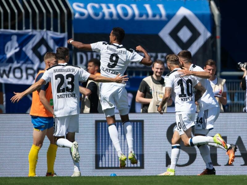 Robert Glatzel (M) war der Matchwinner beim&nbsp;HSV-Sieg in&nbsp;Braunschweig. Foto: Swen Pförtner/dpa