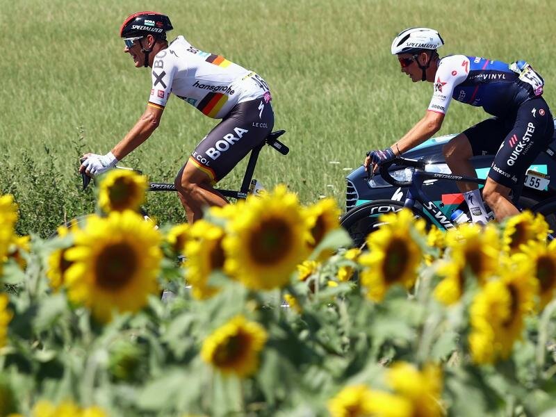Deutschlands Straßenmeister Nils Politt (l) bestimmte mit Mikkel Frolich Honore die Etappe als Ausreißer mit. Foto: David Pintens/BELGA/dpa