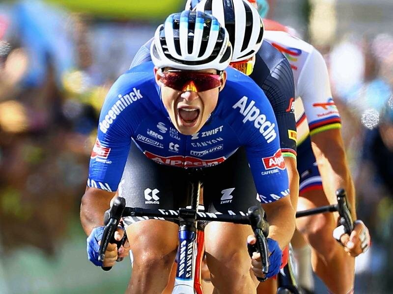 Fuhr als erster über die Ziellinie: Jasper Philipsen aus Belgien. Foto: David Pintens/BELGA/dpa