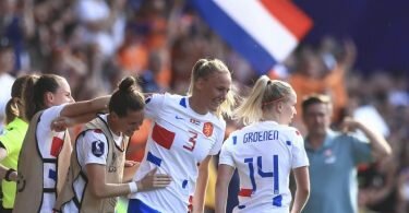Die Titelverteidigerinnen stehen im Viertelfinale der EM: Spielerinnen der Niederlande. Foto: Leila Coker/AP/dpa