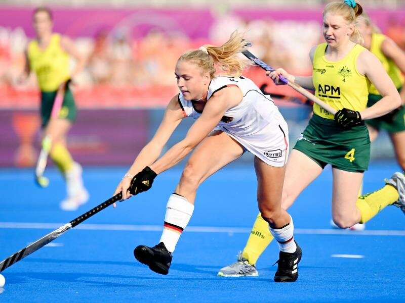 Streckten sich vergeblich: Jette Fleschütz (l) und das deutsche Team verpassen Bronze. Foto: Frank Uijlenbroek/dpa